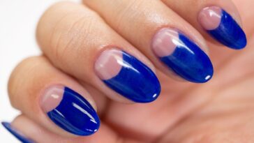 Round shape short nails with blue nail paint are appearing attractive