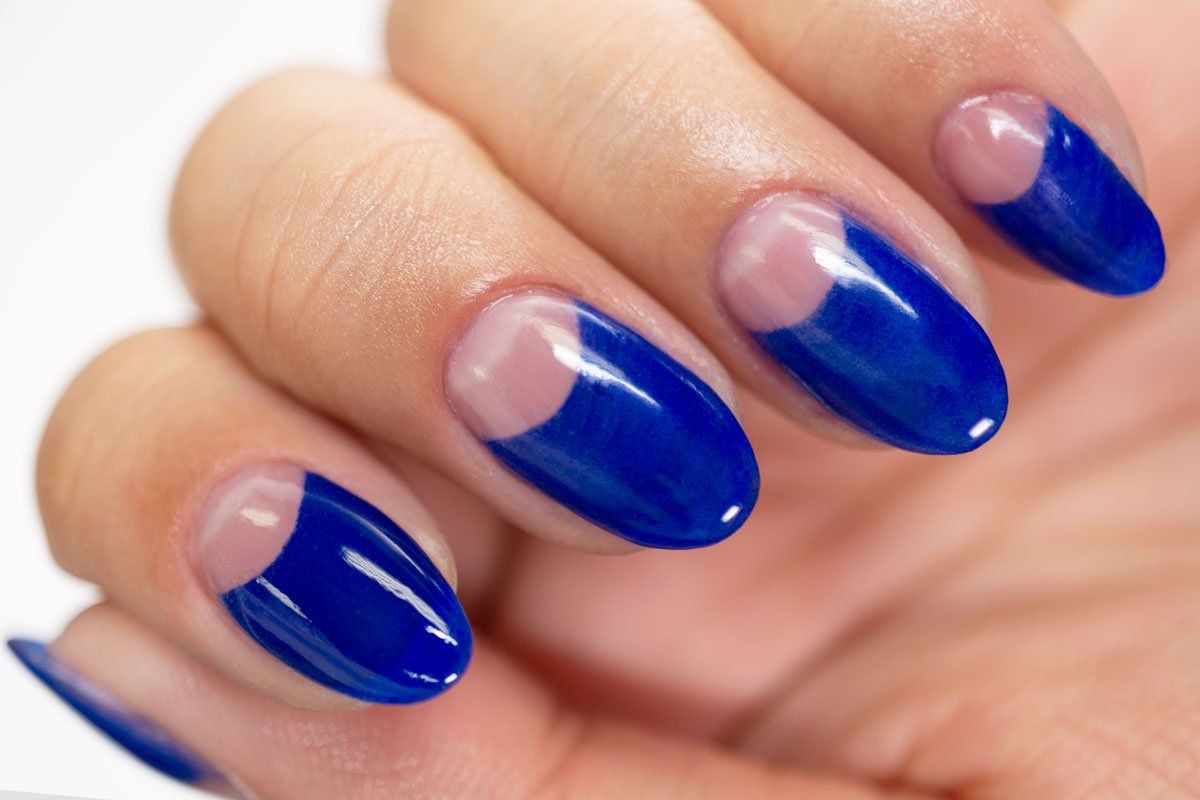 Round shape short nails with blue nail paint are appearing attractive