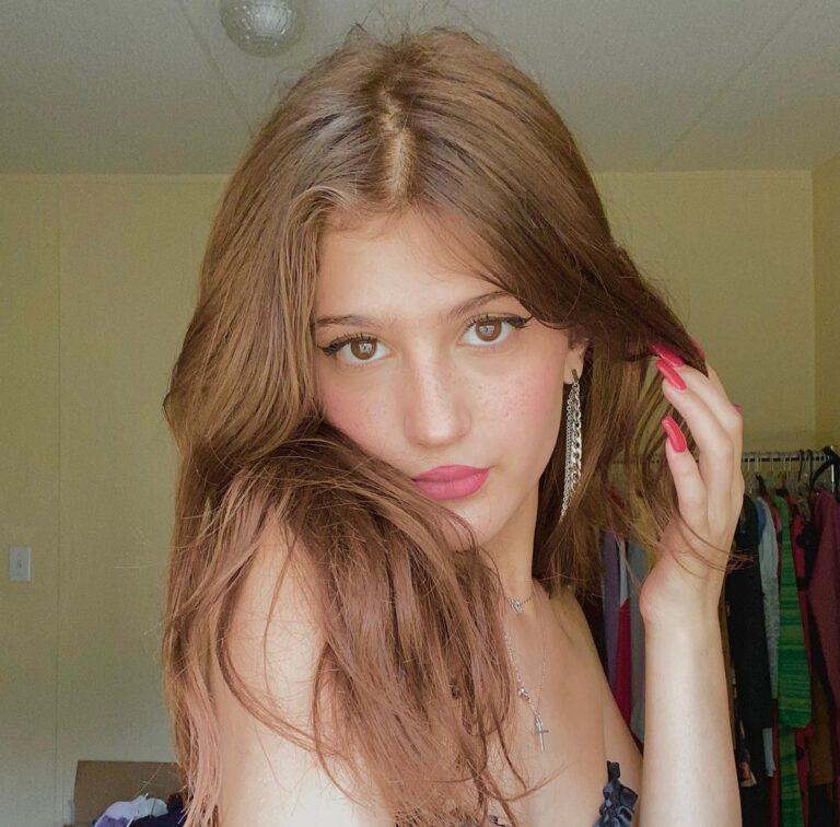 How Tall Is Jenny Popach? Bio, Age, Height, Mom, Boyfriend, Net Worth