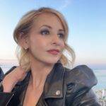 Sarah Michelle Gellar in the black jacket and diamond studs while poses for a photo